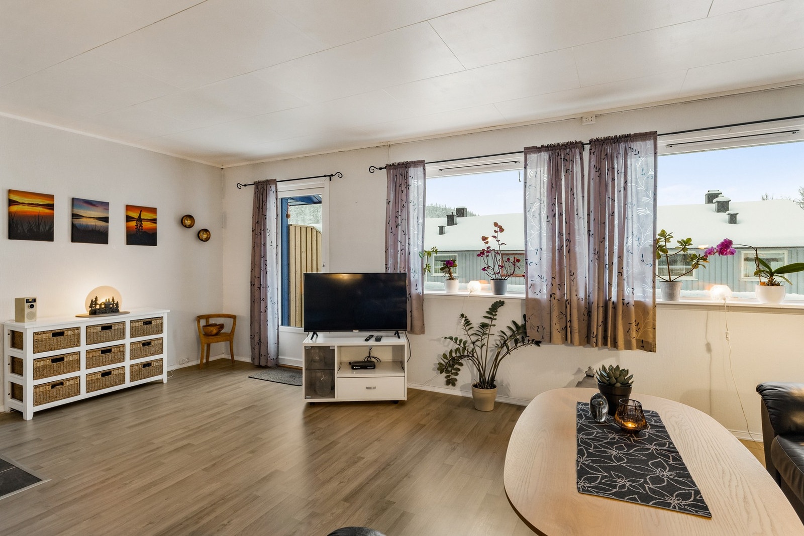 Innvendige gulvoverflater består av laminat og gulvbelegg Galleribilde