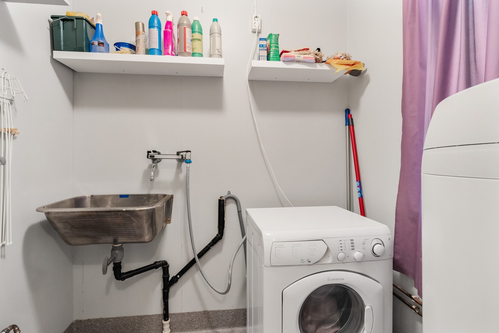 Vaskerommet er oppgradert i 2018 og det ble skiftet vindu i 2025 Galleribilde