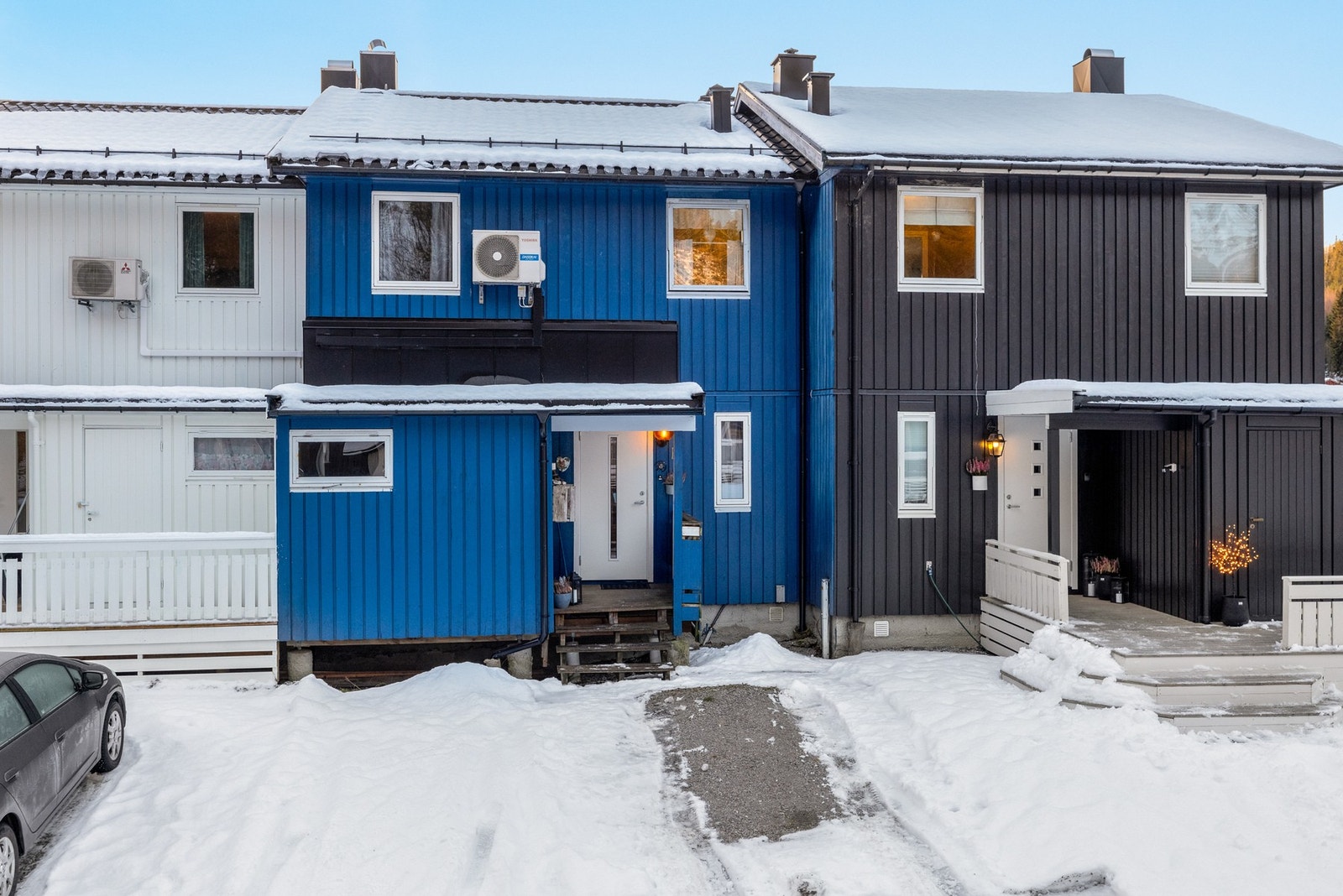 Boligen har egen parkering foran huset og en praktisk utvendig sportsbod Galleribilde