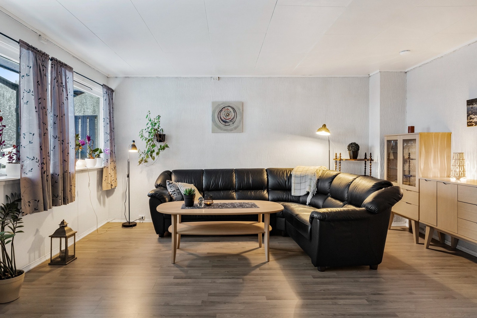 2. Etasje består av stue, kjøkken og soverom Galleribilde