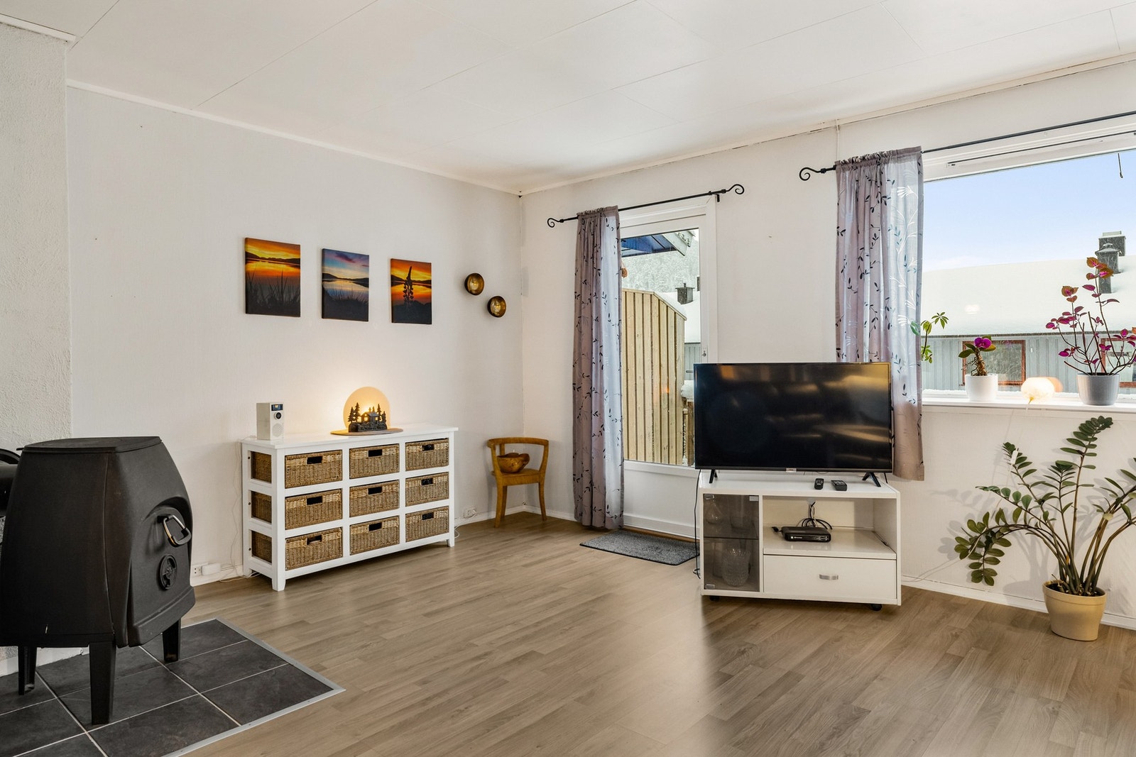 Fra stue er det adkomst ut til balkong. Balkongdør ble skiftet ca. 2020 Galleribilde