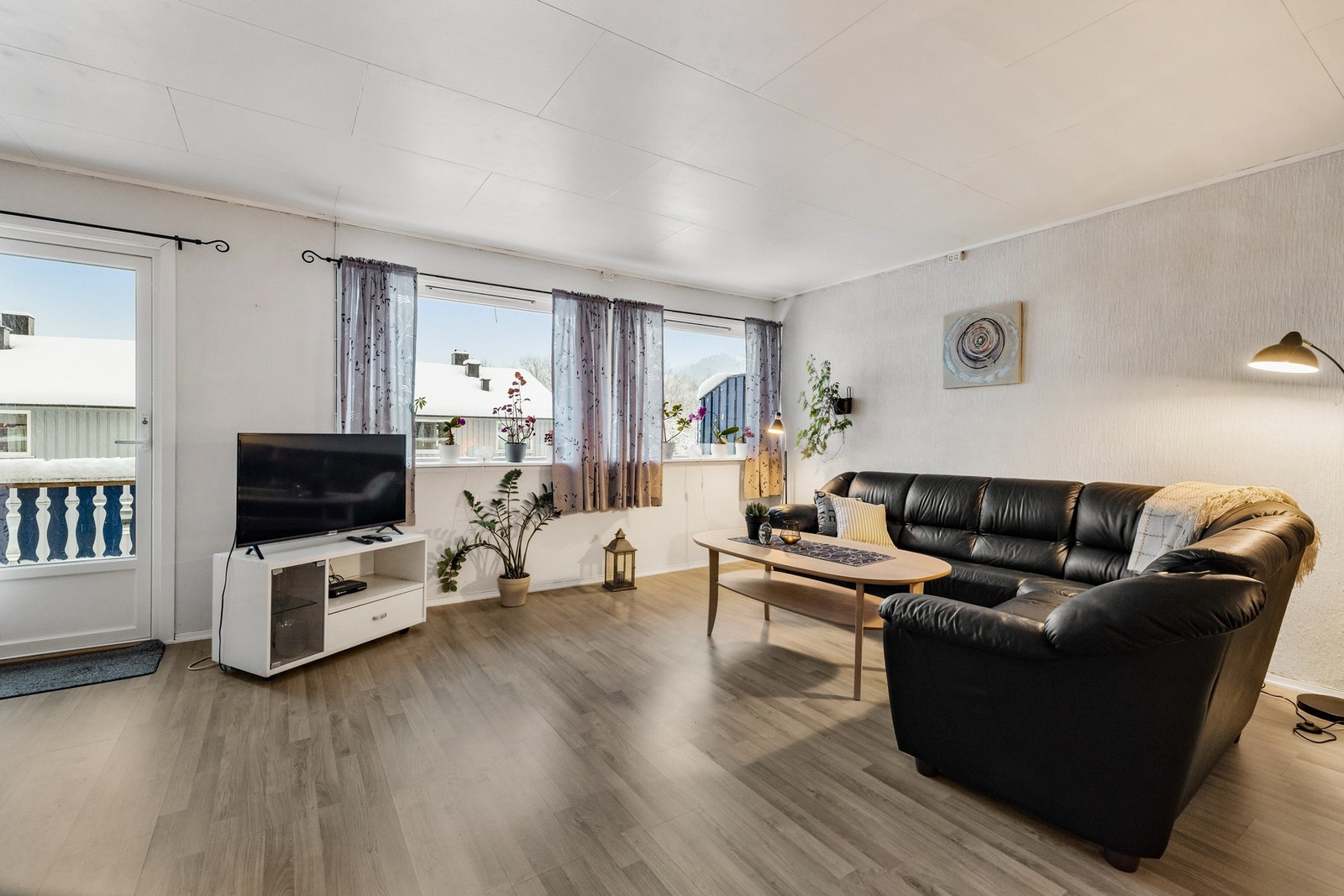 Fra eiendommen er det kort veg til barnehage, skole, idrettsanlegg, badeanlegg og matbutikk Galleribilde