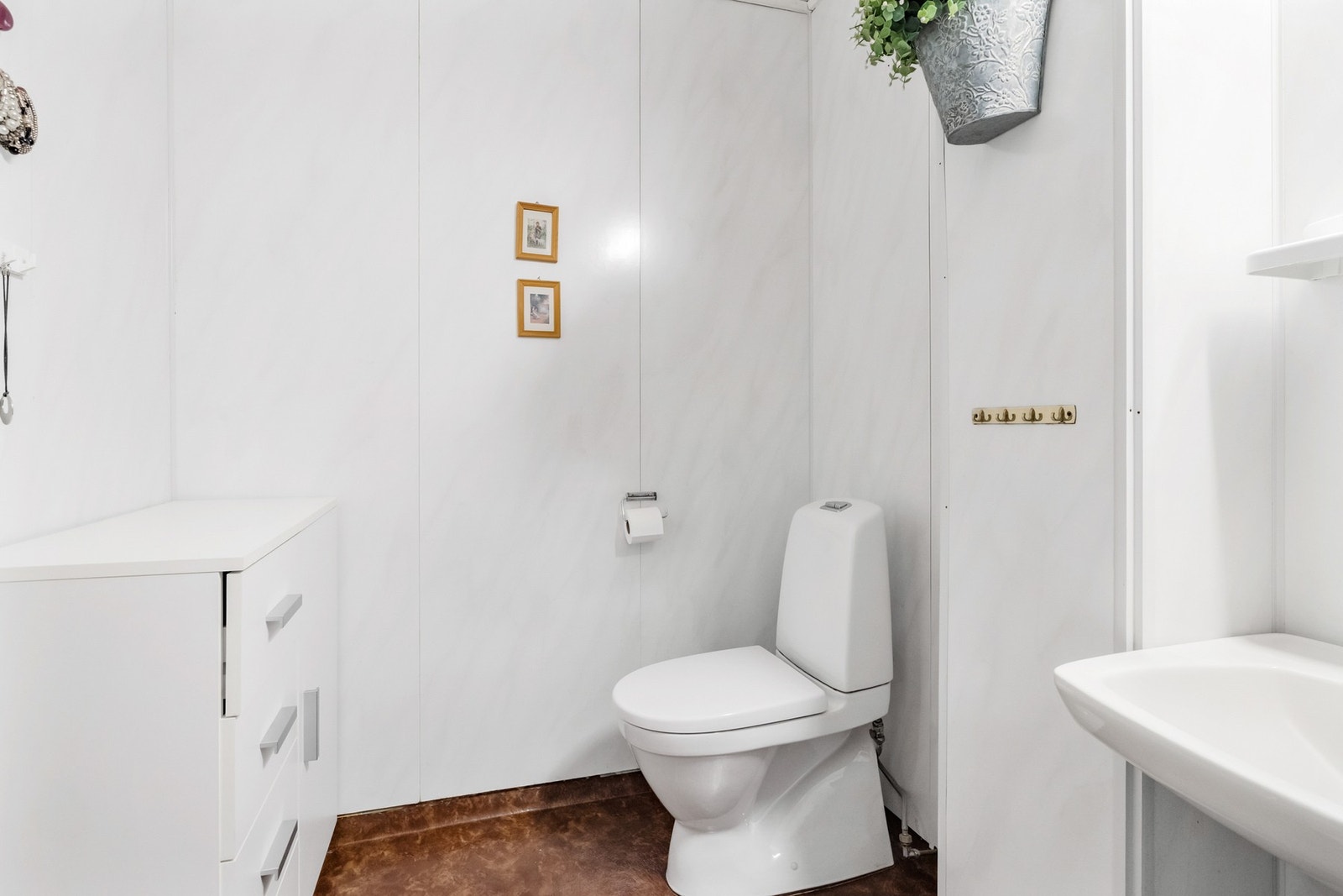 Rommet er utstyrt med servant, badekar m/dusj og noe nyere gulvmontert toalett (Fra ca 2018). Galleribilde