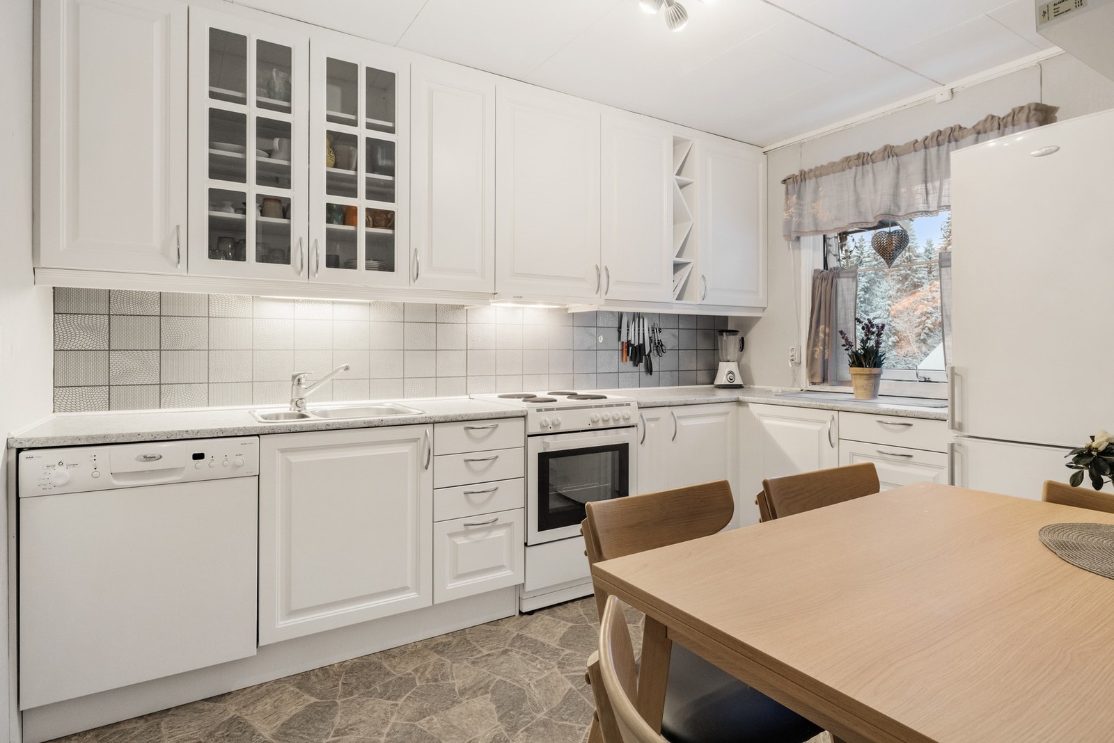 Kjøkkenet er renovert ca. 2010 og har godt med skap- og benkeplass Galleribilde