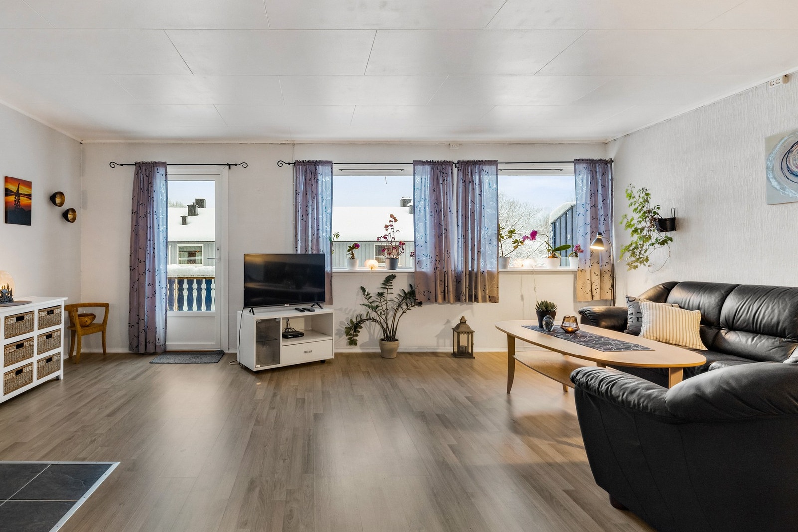 Romslig stue med gode møbleringsmuligheter Galleribilde