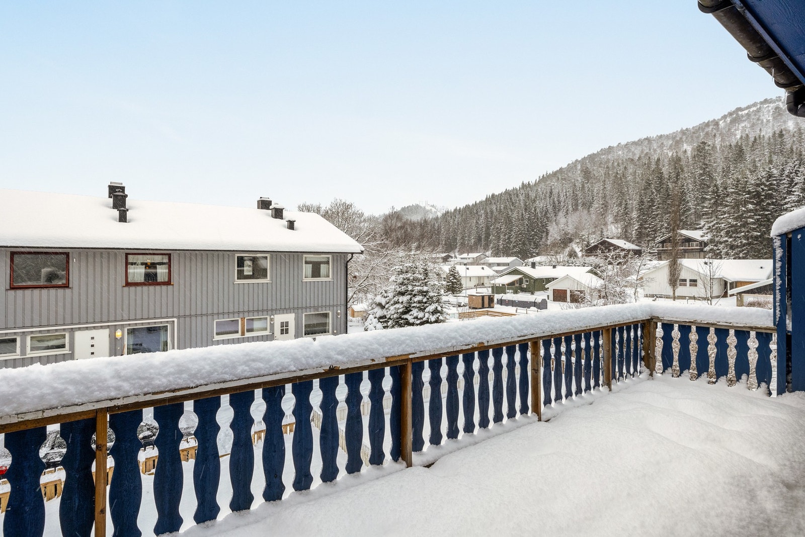 Terrassen er 24kvm med utsikt til nærområdet Galleribilde