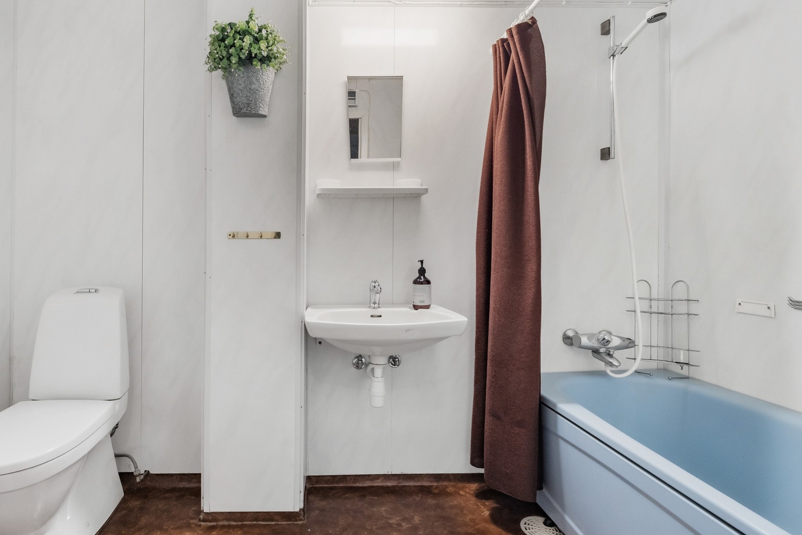 Bad fra byggeår som ble oppgradert med nye baderomsplater på vegger ca år 1995. Galleribilde