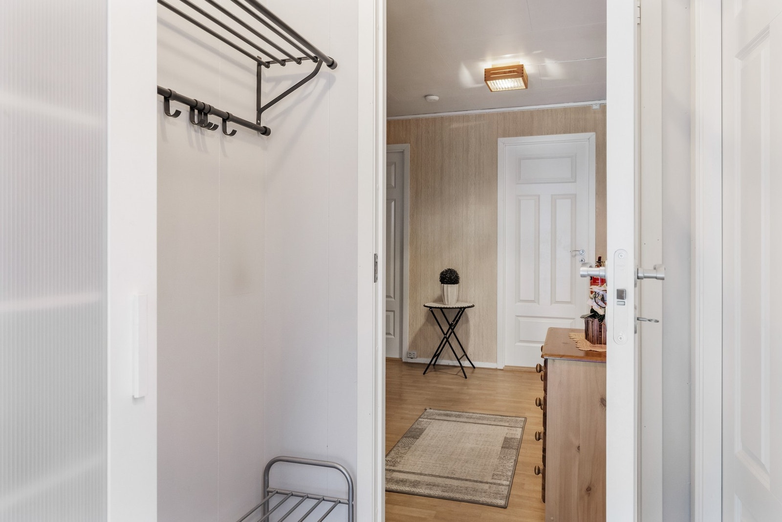 Entré med plass til oppheng av yttertøy og sko. Ytterdør er skiftet i 2023 Galleribilde