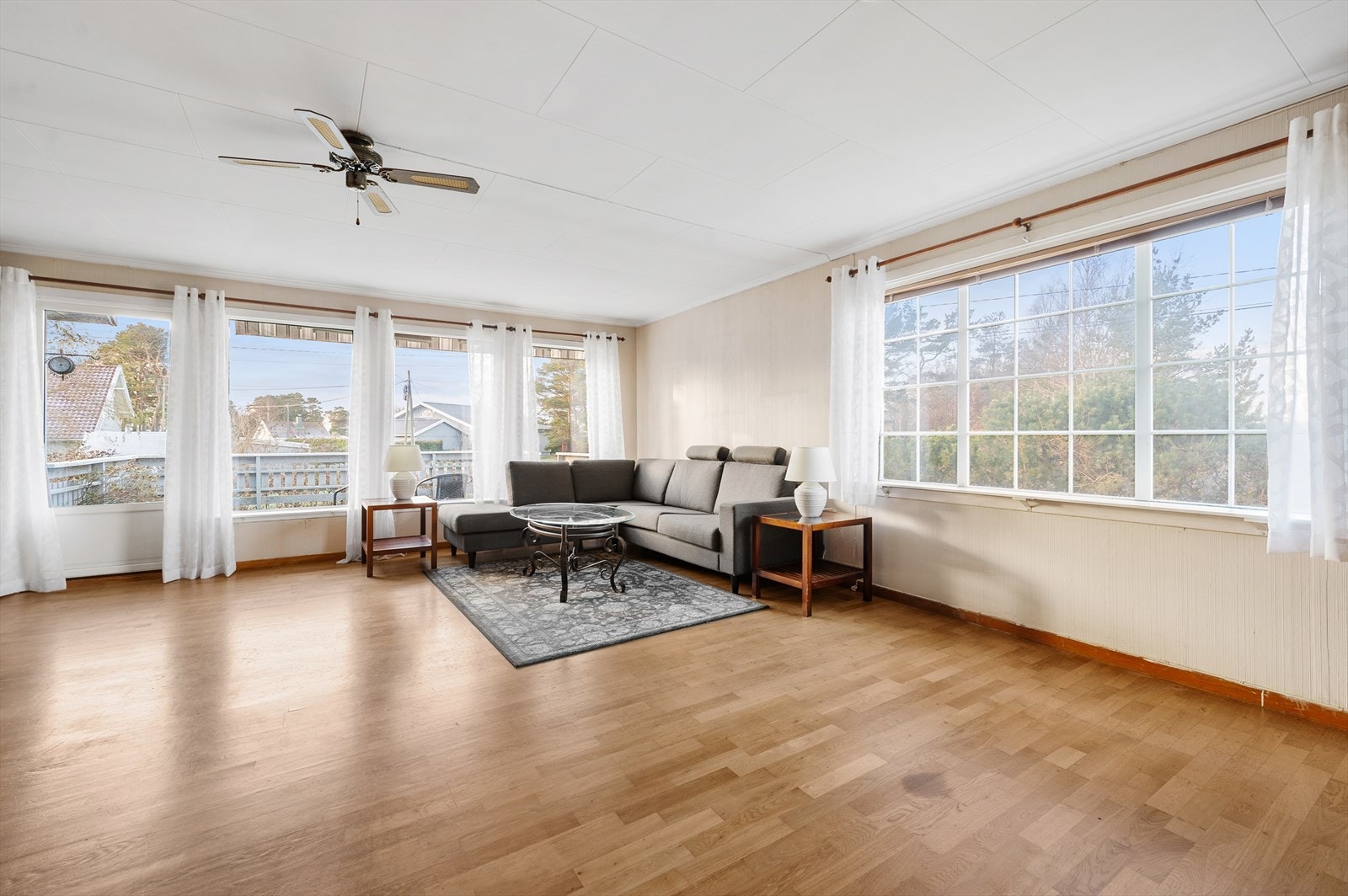 Godt med naturlig lys i stuen samt verandadør. Galleribilde