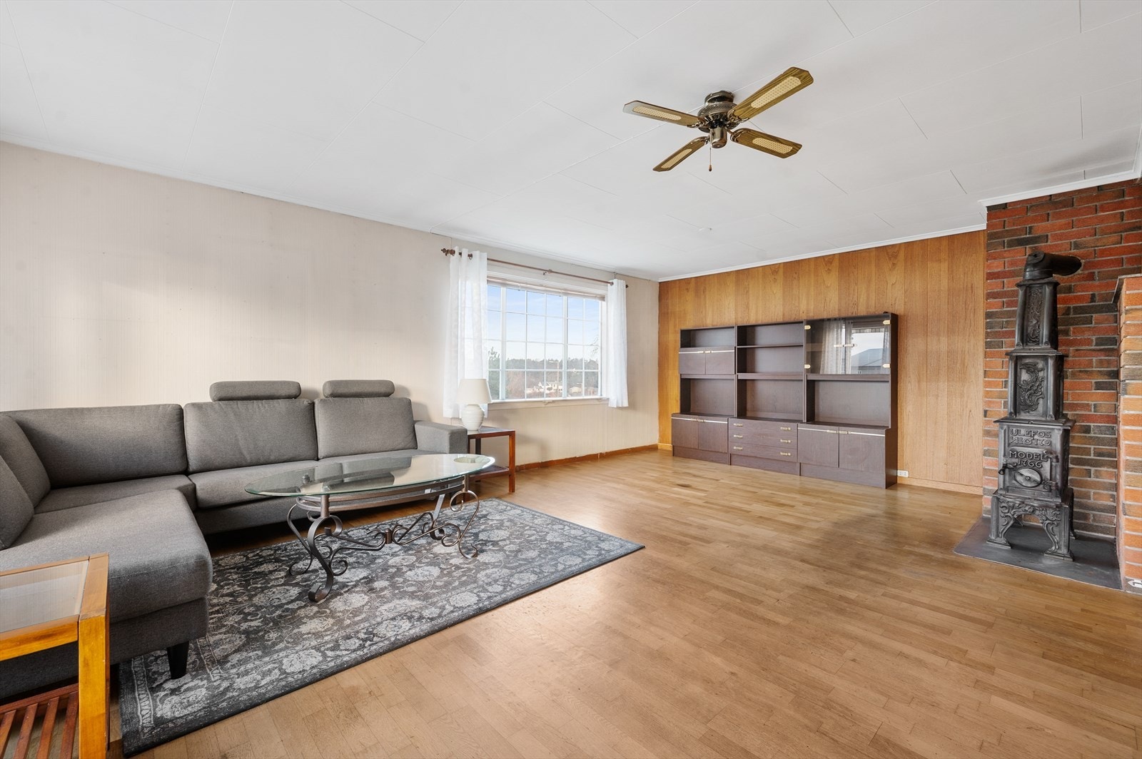 Stue med vedovn. Galleribilde