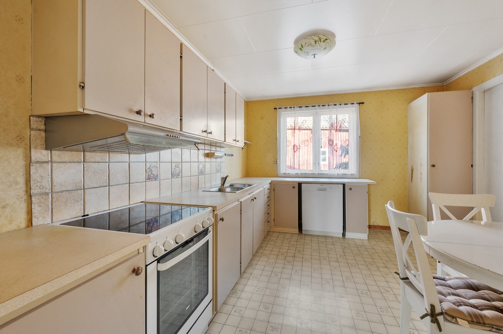 Kjøkken med dør inn til vaskerom. Galleribilde