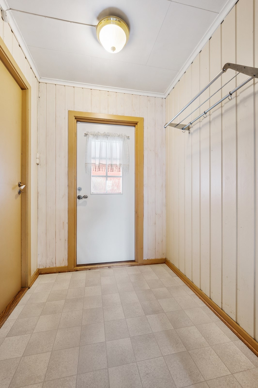 Entrè med dør ned til kjeller. Galleribilde