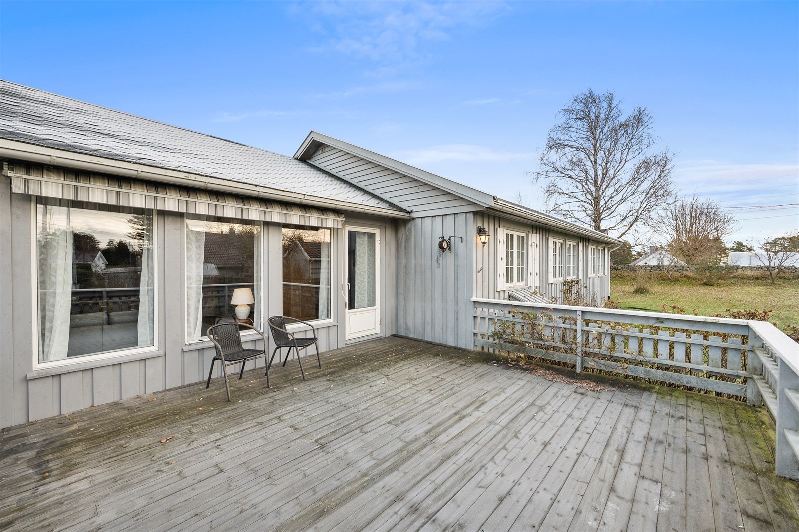 Fra stuen har man utgang til stor platting hvor man har ypperlige solforhold. Galleribilde