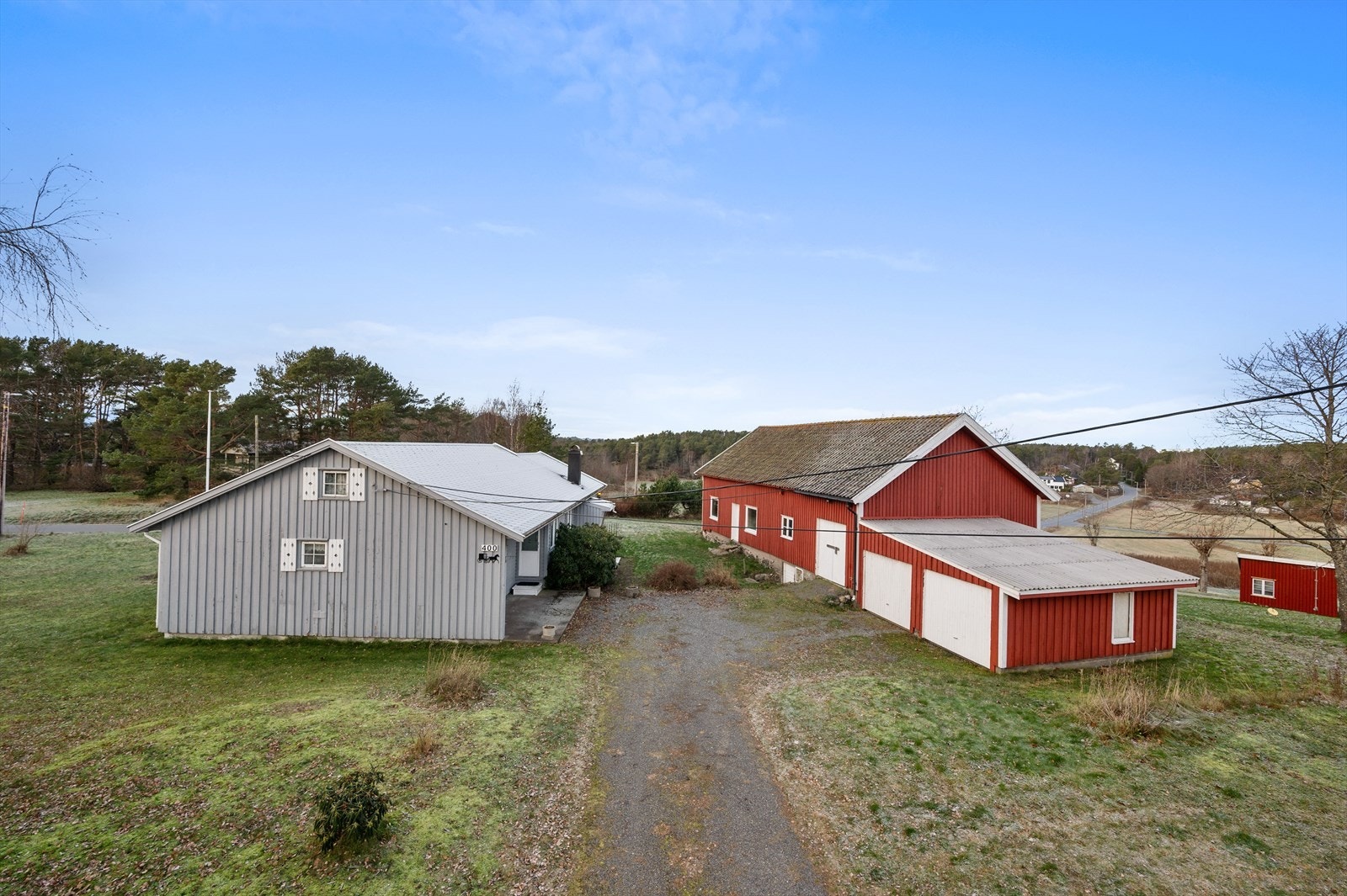 Tun med god biloppstillingsplass. Låven er SEFRAK-registrert. Galleribilde