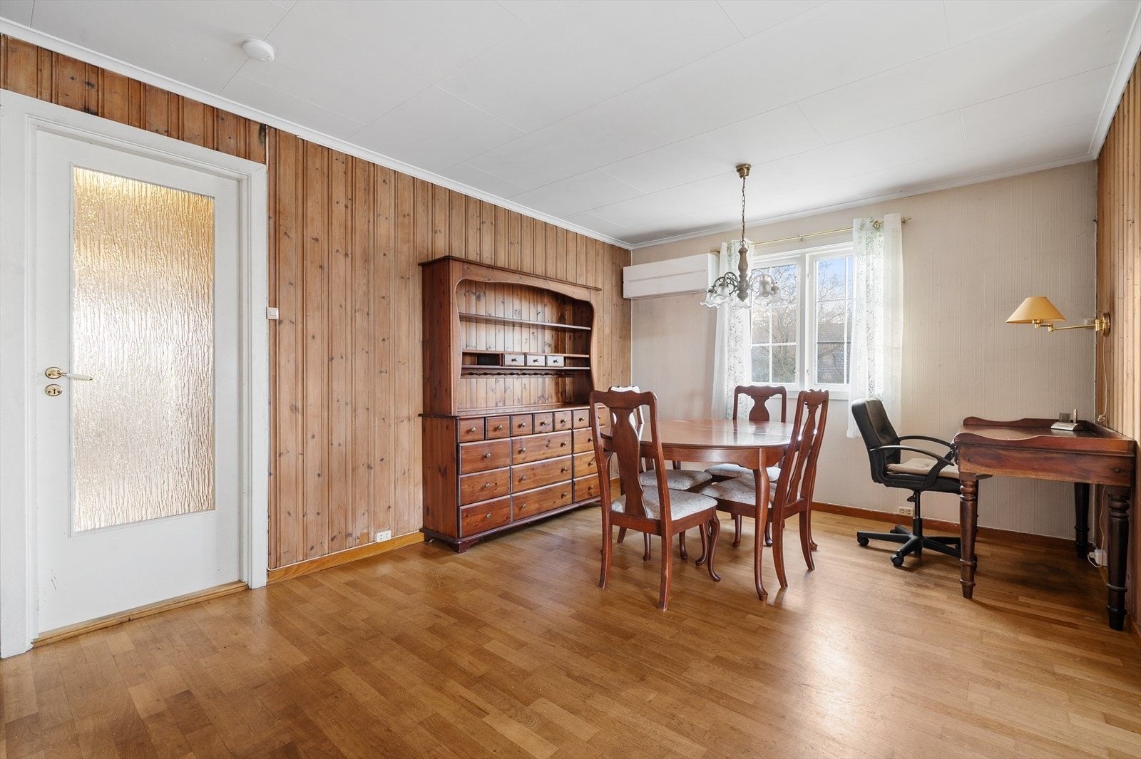 Spisestue. Varmepumpe er montert. Galleribilde