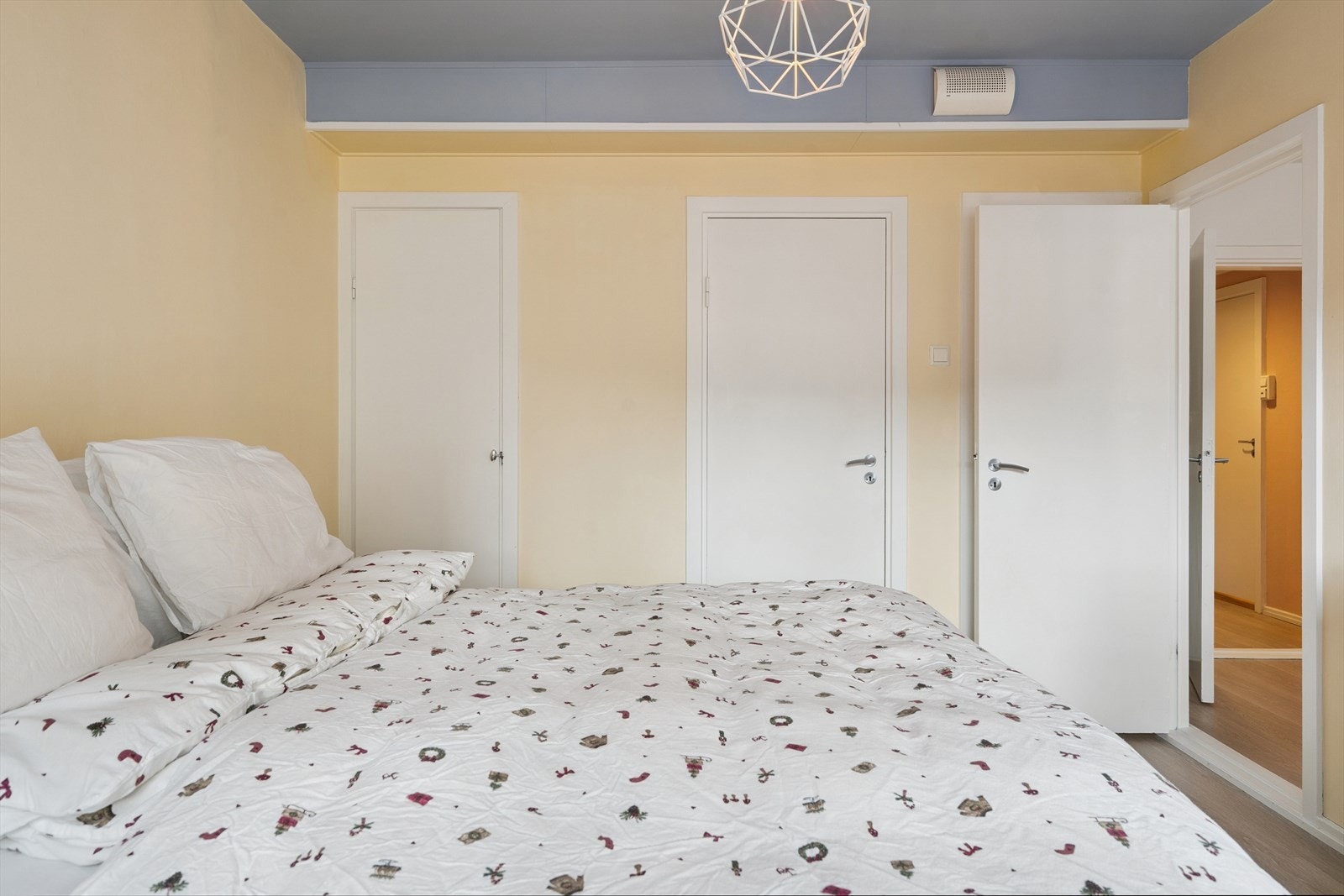 Det er også praktisk skapplass fra rommet Galleribilde