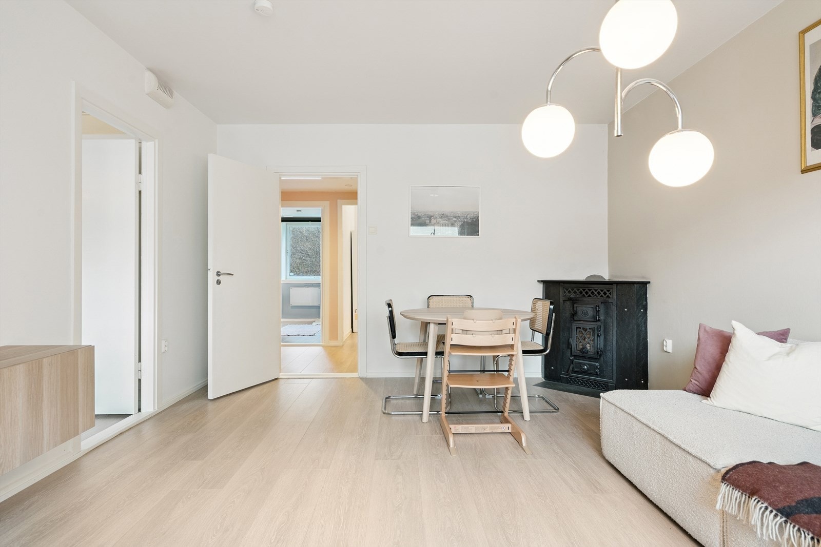 Stuen gir også plass til romslig spisebord, og legg merke til peisen! Galleribilde