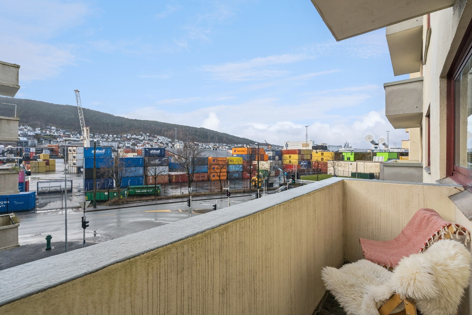 Solrik balkong med utsikt mot Dokken og Løvstakken Galleribilde