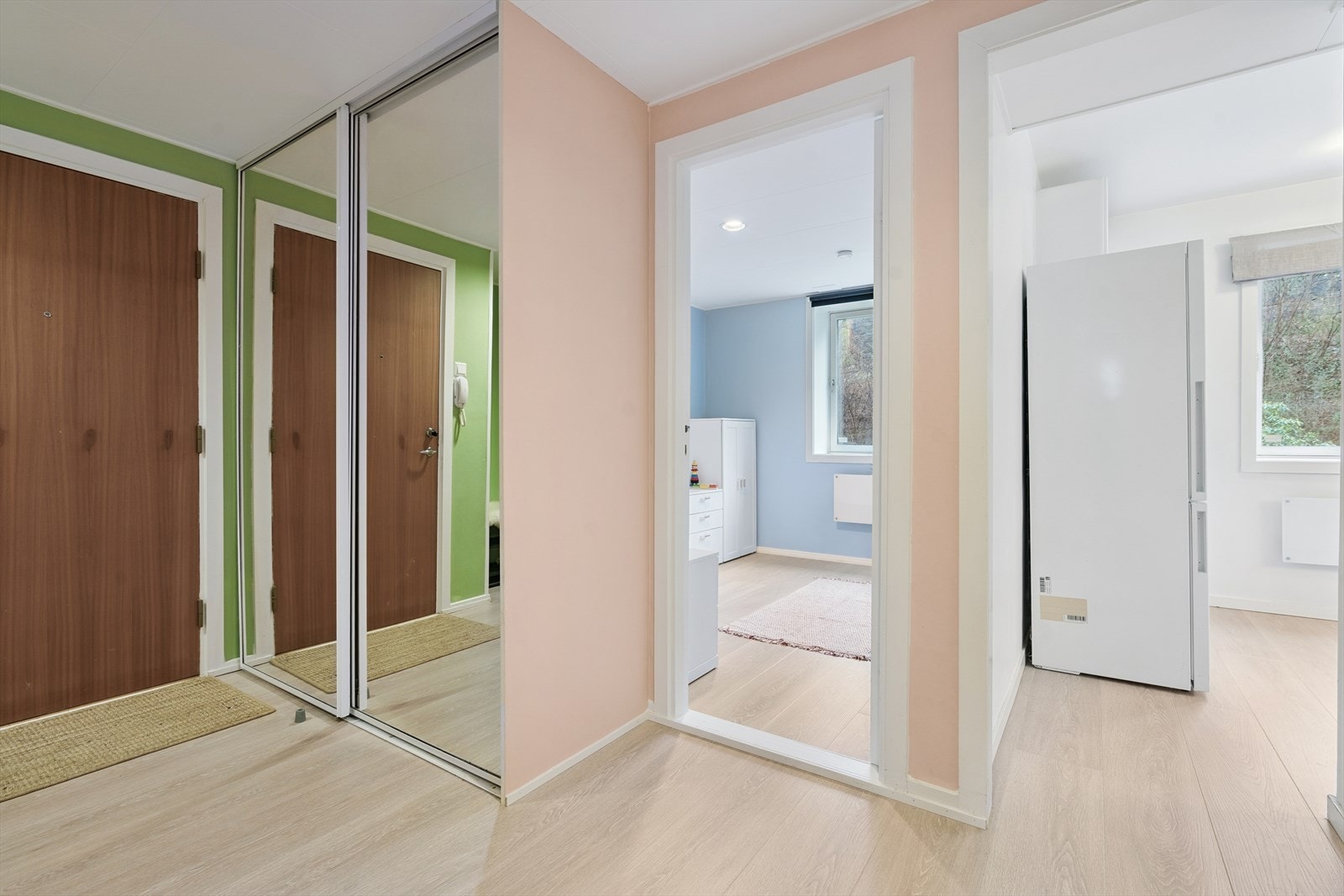 Luftig entré med god oppbevaringsplass Galleribilde