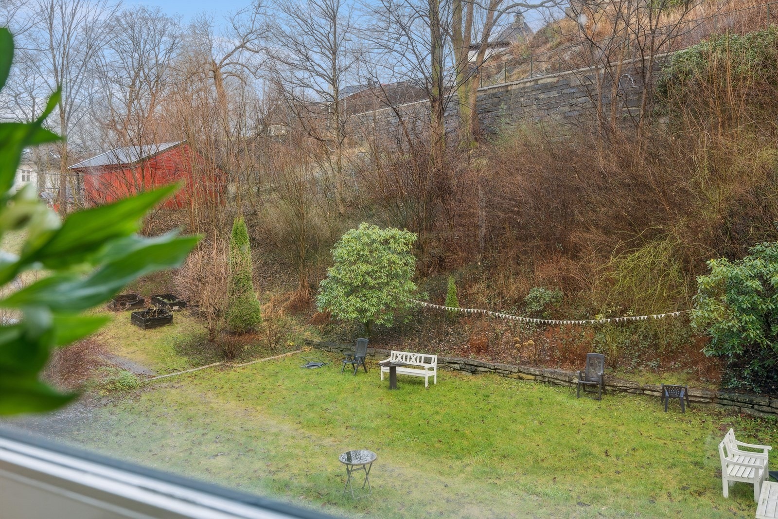 Utsikt mot hage fra kjøkken og barnerom Galleribilde