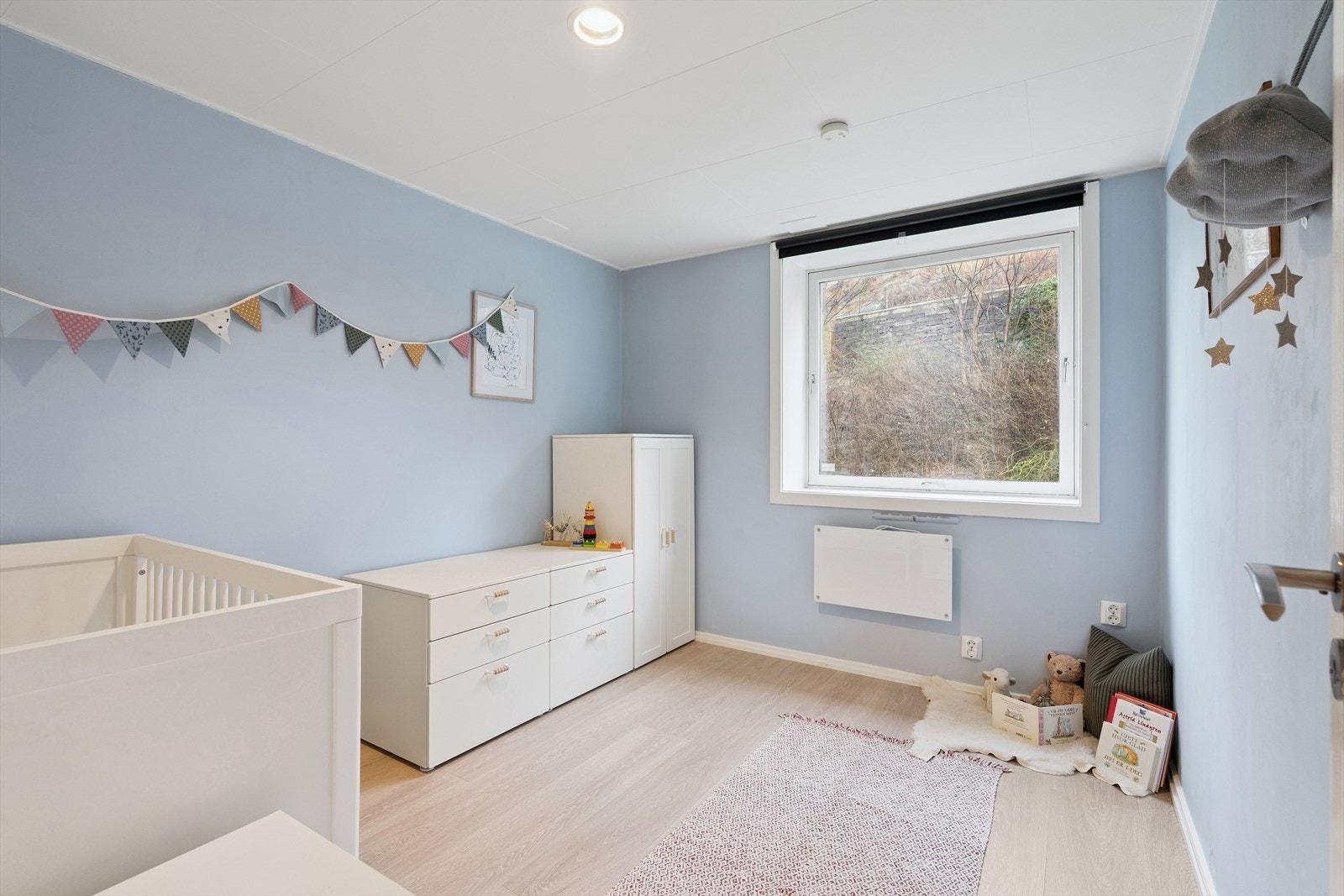 Soverom nr. 2 er perfekt som barnerom! Her har du god plass til innredning, og rommet er malt i en behagelig blåtone Galleribilde