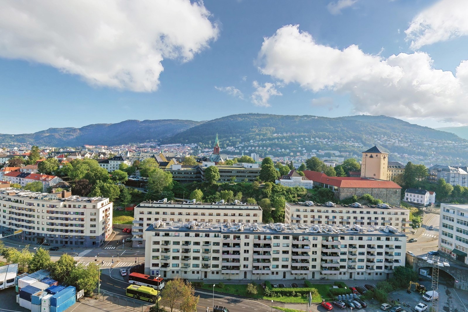 Leiligheten ligger fint til i bakre, midterste blokk. Her kan du gå til sentrum, UiB, BI og Det Juridiske Fakultet. Galleribilde