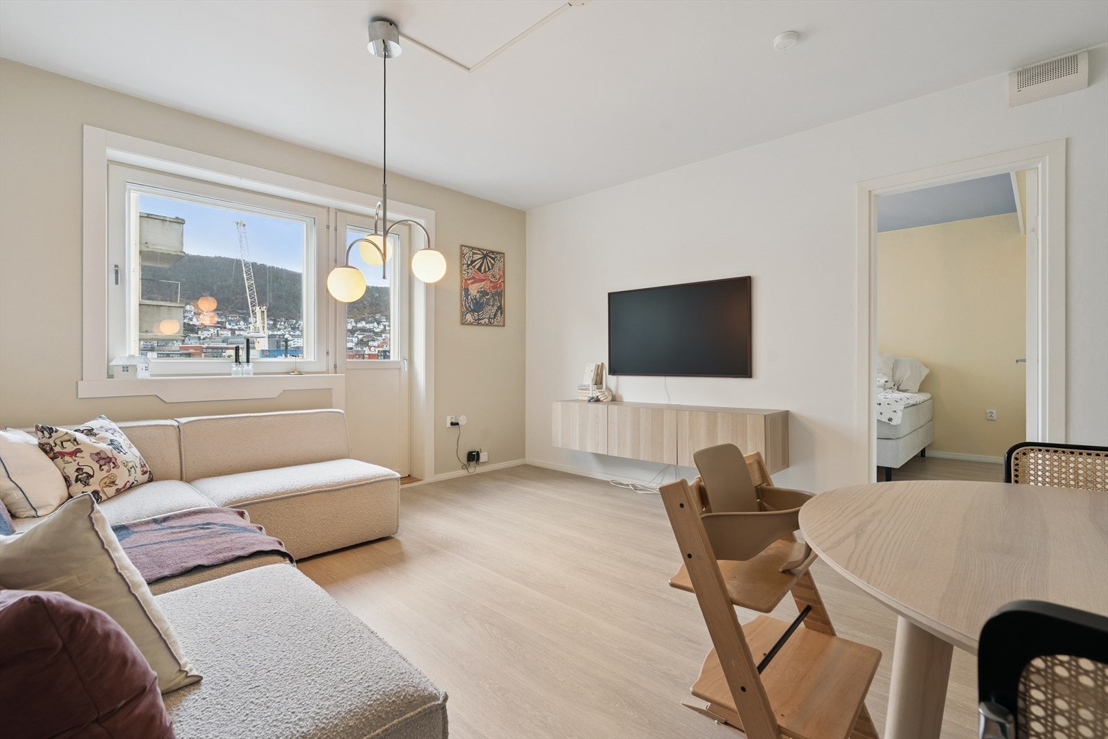 Leiligheten har fine og moderne overflater i behagelige farger. Stuen er romslig, og gjør det enkelt å innrede med sofa- og TV krok, samt spisebord Galleribilde