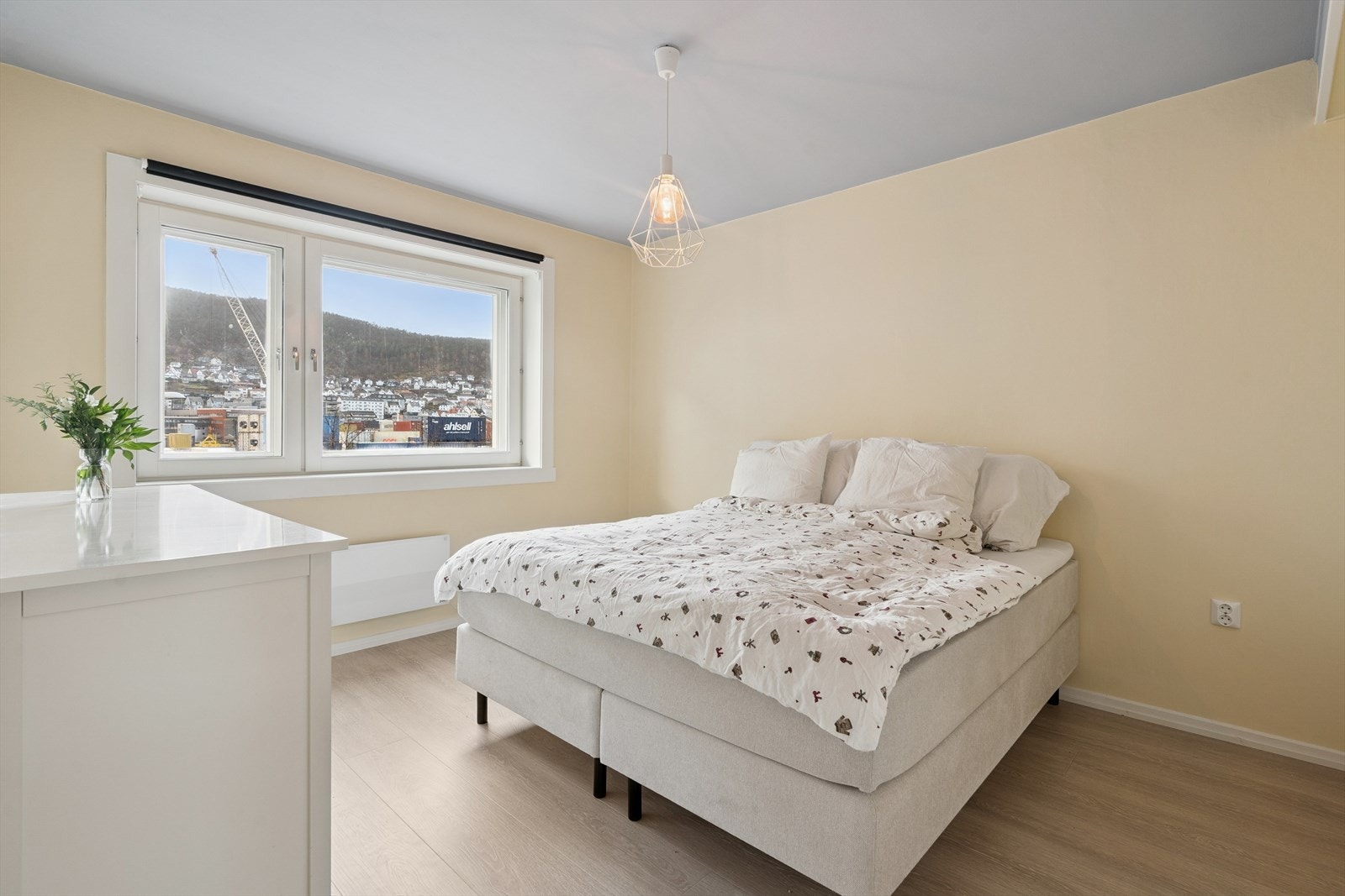 Stort hovedsoverom med plass til dobbeltseng, nattbord og kommode Galleribilde