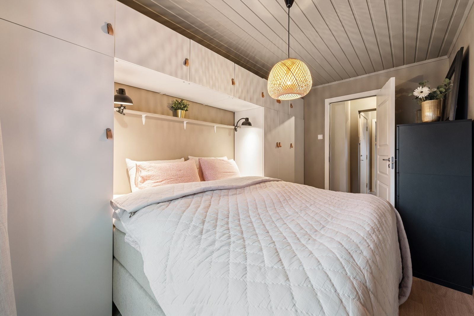 Rommet er innredet med praktisk garderobeløsning, og det er plass til dobbeltseng. Galleribilde