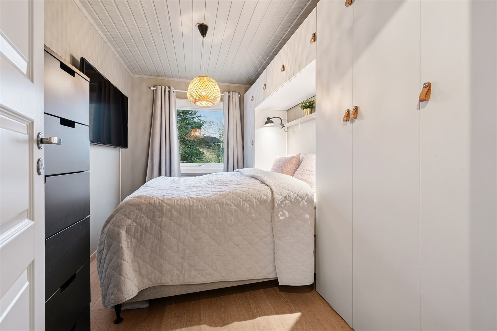 Leiligheten har to soverom. Dette er det minste soverommet, men benyttes som hovedsoverom. Galleribilde