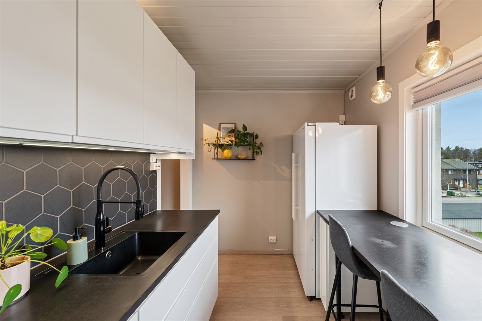 Lyse, slette fronter og flis mellom benk og overskap er begge deler svært praktisk for daglig renhold. Galleribilde