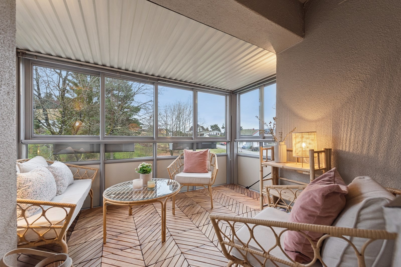 Den innglassede balkongen er er ypperlig forlengelse av stuen på gode dager. Galleribilde