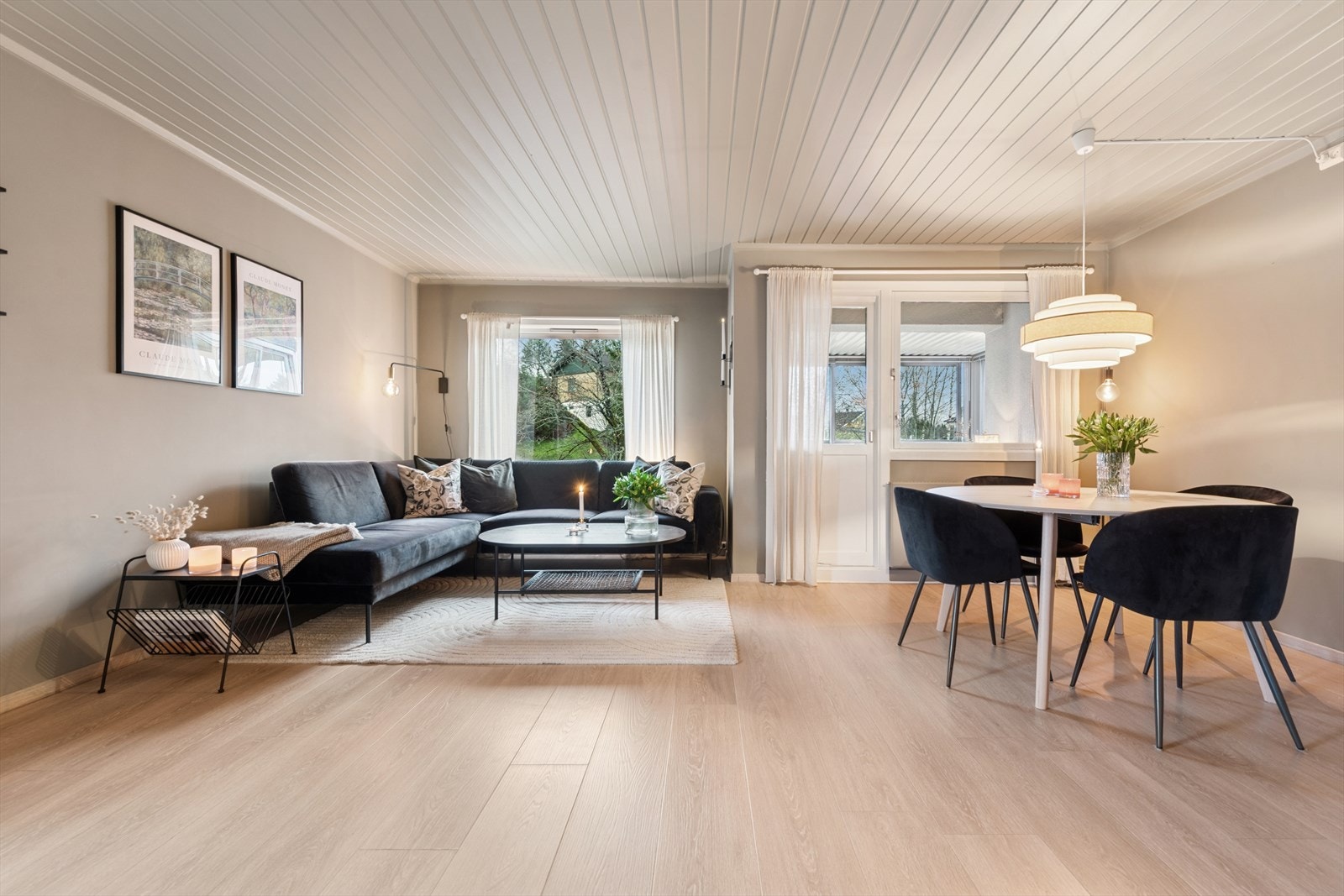 Flere vindusflater slipper inn rikelig med naturlig lys. Det er god plass til både spisebord og sofakrok. Galleribilde