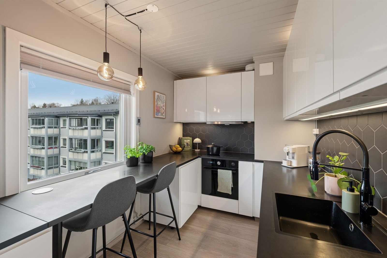 Her har du også en hyggelig plass for dagens første kaffekopp eller en prat når middagen lages. Galleribilde