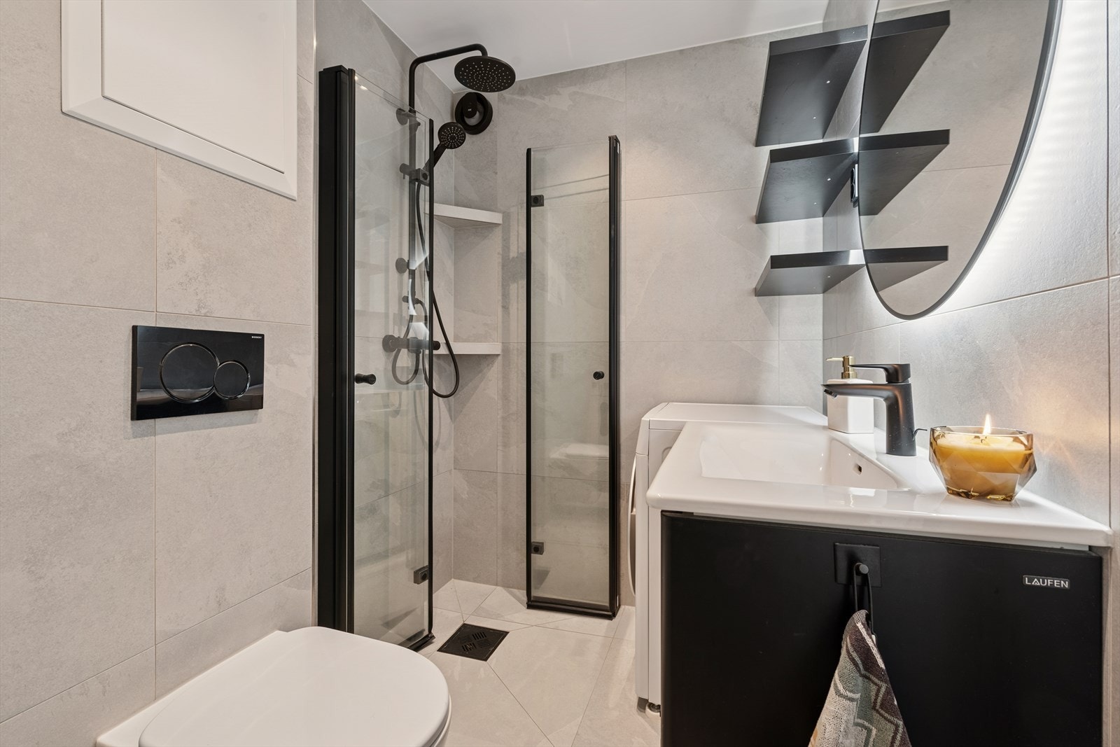 Badet er pusset opp i 2021, og er utstyrt med vegghengt wc, dusj, servant med underskuffer og opplegg for vaskemaskin. Galleribilde