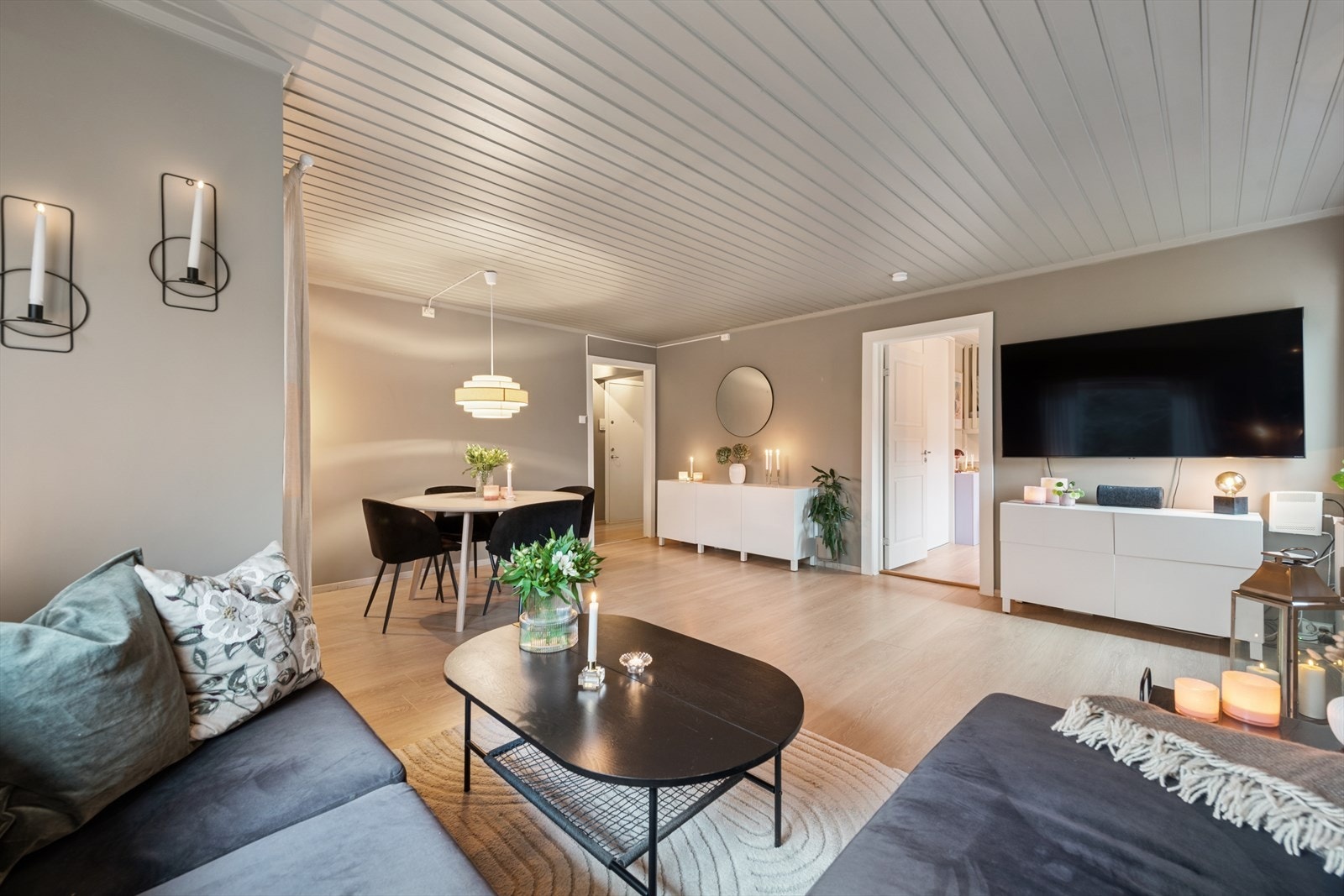 Stuen er av god størrelse, og gir rom for møblering i flere soner. Galleribilde