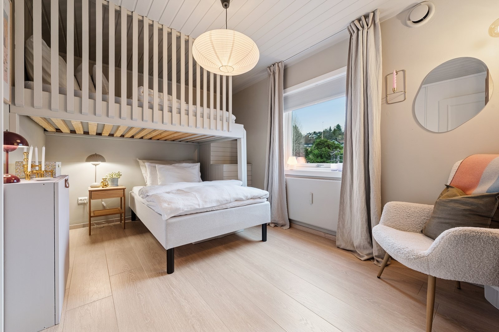 Det største soverommet har en plassbygd hems- og soveløsning. Perfekt for en familie med flere barn som kan dele rom. Galleribilde