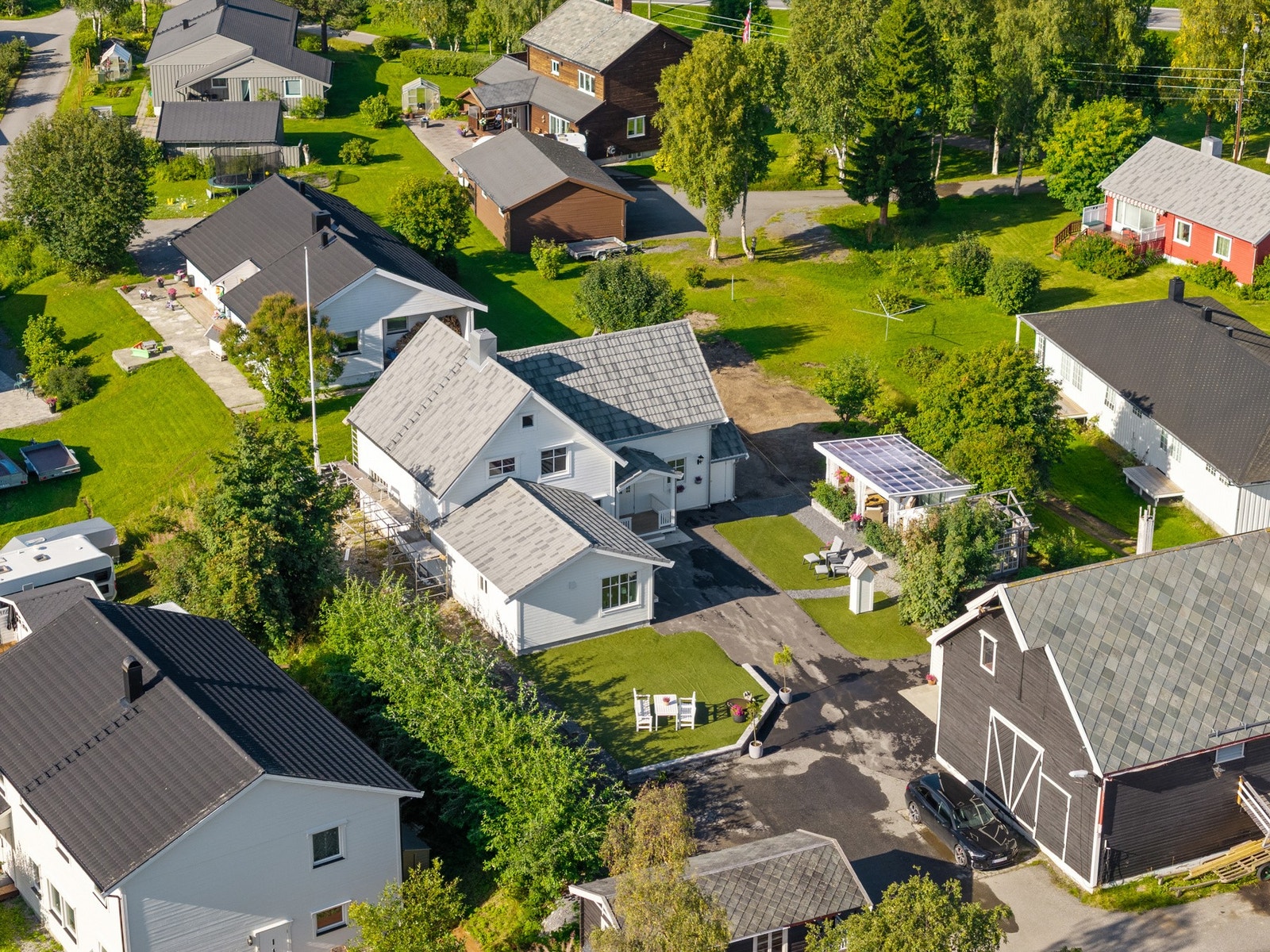 Velholdt og tilbygd enebolig på stor og innholdsrik eiendom Galleribilde
