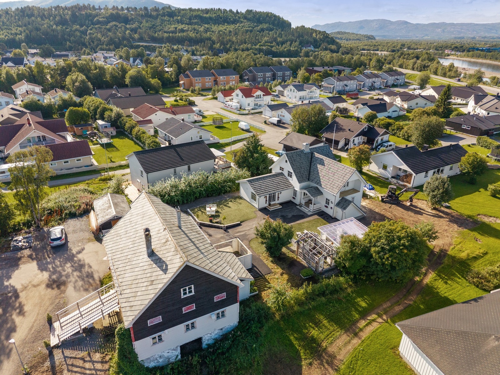 På eiendommen er det låve, skiferstue, drivhus (ikke ferdigstilt), sommerstue, eldre garasje/lager Galleribilde