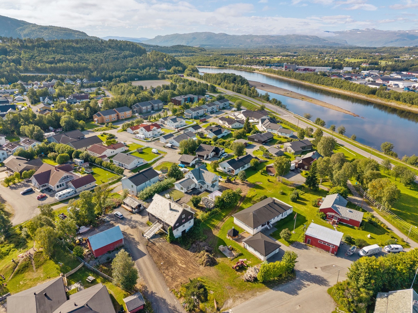 Gangavstand til skoler og barnehager, og Altaelva like ved Galleribilde
