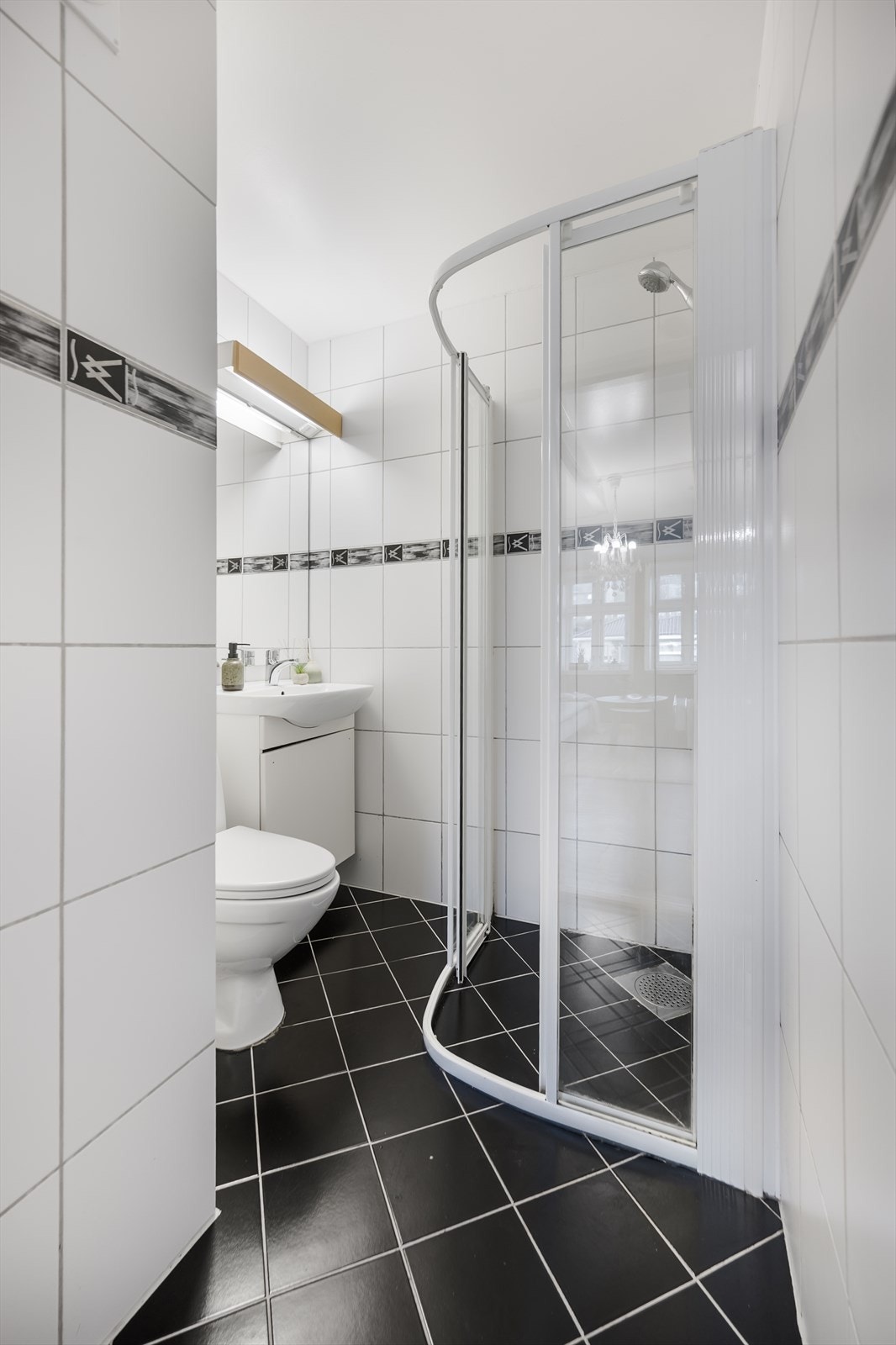 Rommet er utstyrt med wc, vask i seksjon og dushjørne. Galleribilde