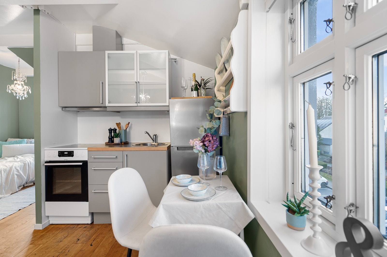 Smart kjøkkenløsning hvor man har plass til det meste en trenger i det daglige. Det er også opplegg til en toppmontert oppvaskmaskin om ønskelig. Galleribilde