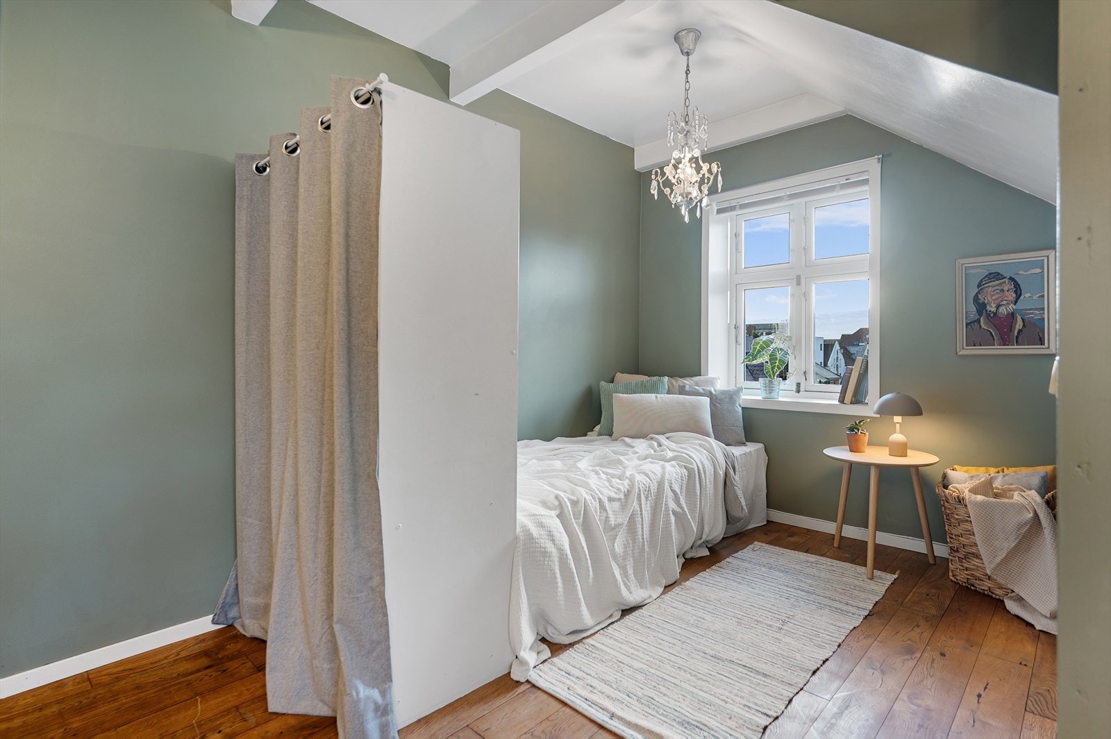 Garderobeskapet fungerer som en praktisk romdeler. Galleribilde