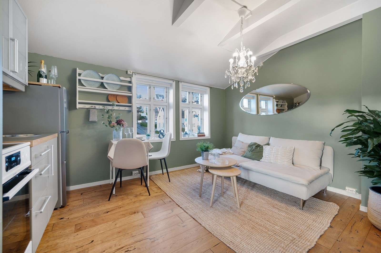 Man har god plass til sofagruppe, og et lite frokostbord. Galleribilde