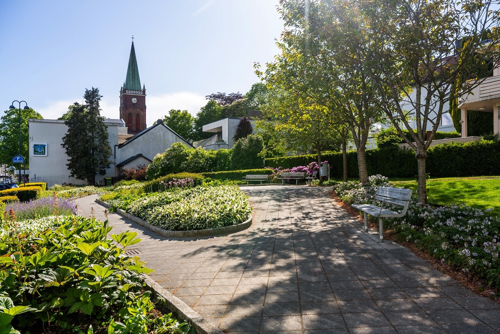 En liten grønn par, like over gaten for boligen. Galleribilde