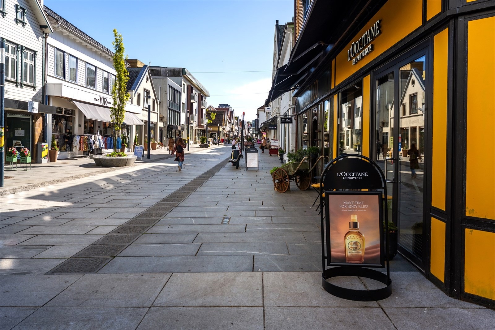 Langgata med et yrende folkeliv spesielt om sommeren. På vinterstid pyntes gaten med masse lys for å få frem den koselige stemningen. Galleribilde