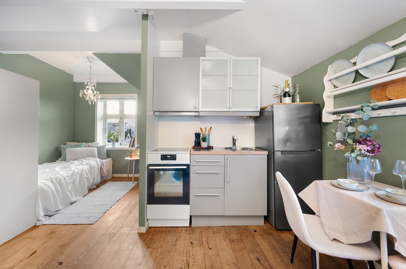 Sovealkoven er smart plassert i hjørnet av boligen. Galleribilde