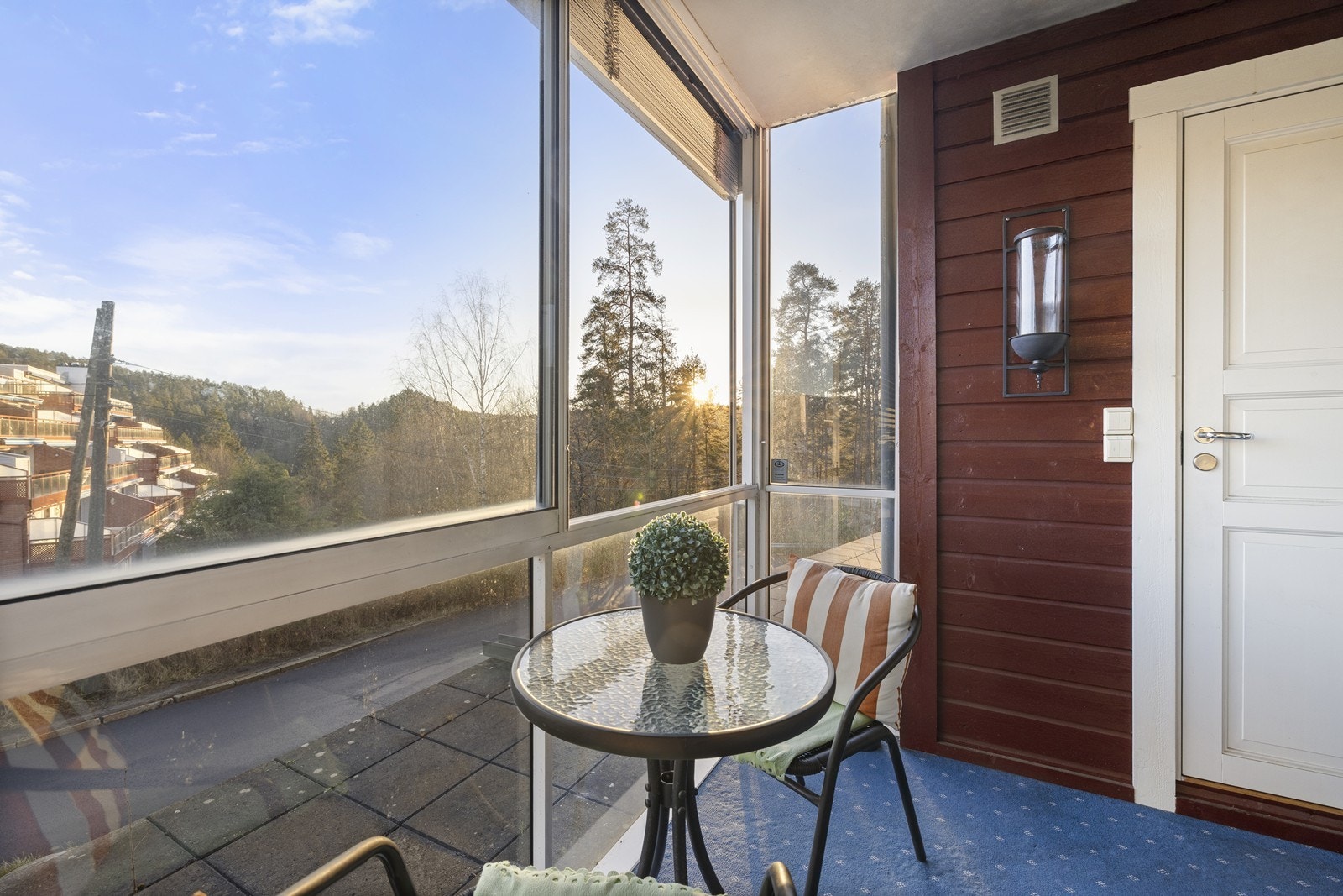 Herfra kan man se Leirskallen Skisenter når det ikke er løv på trærne. Galleribilde