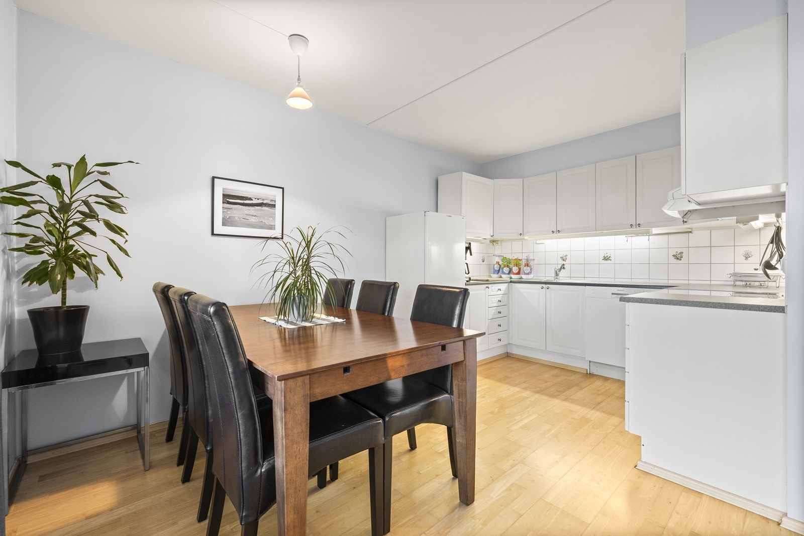 Leiligheten har en arealeffektiv og gjennomgående planløsning med åpen stue- og kjøkkenløsning. Galleribilde