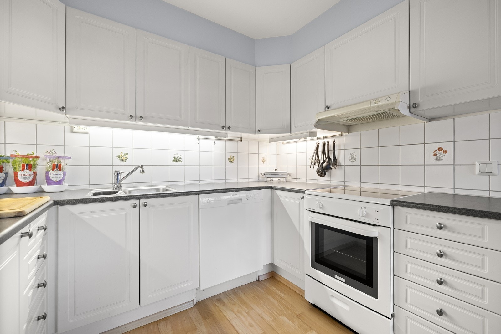 Innredningen er utstyrt med underlimt oppvaskkum og har opplegg for oppvaskmaskin. Galleribilde